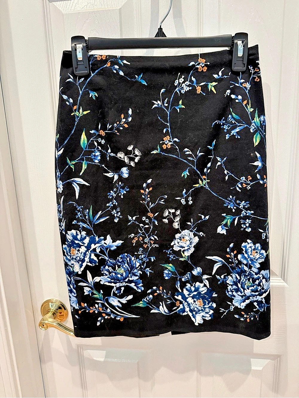 White House Black Market Floral Pencil Skirt in Black & Blue Size 2 Like New